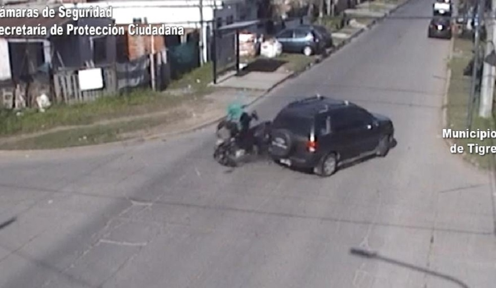 Moto embistió a una camioneta, el conductor salió despedido y golpeó con el asfalto