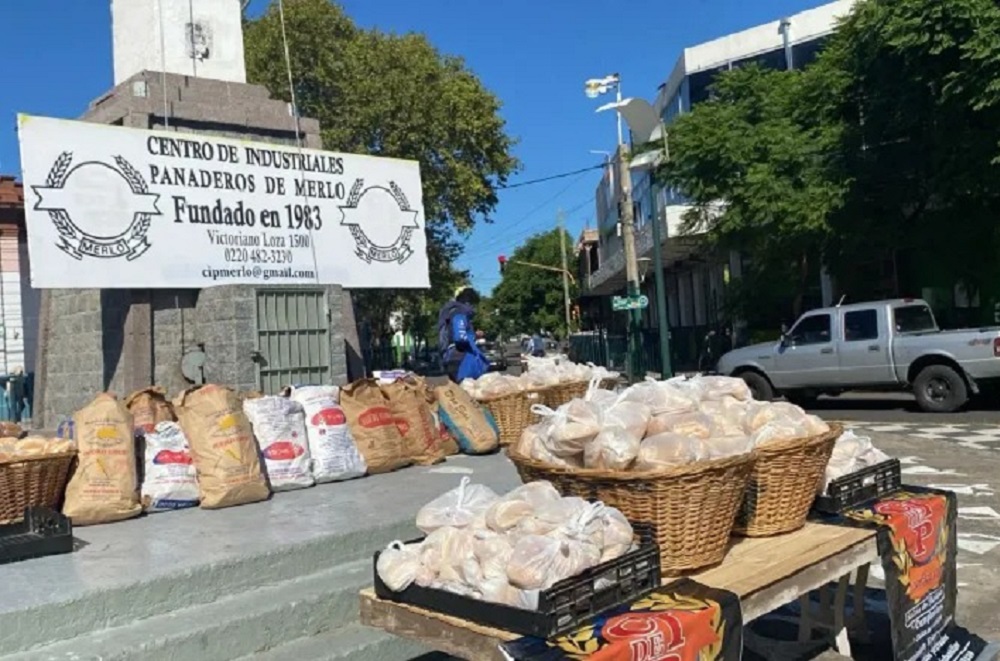 Regalan 4 mil kilos de pan, en el “Panazo” de Merlo