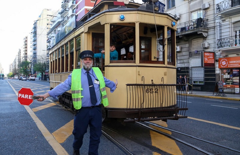 El tranvía de Caballito un viaje al pasado con gran cantidad de público
