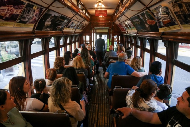 El tranvía de Caballito un viaje al pasado con gran cantidad de público