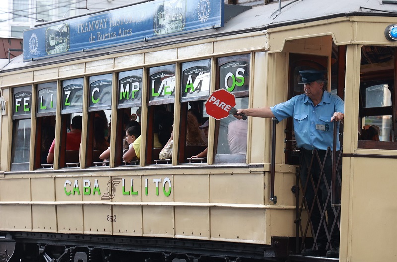 El tranvía de Caballito un viaje al pasado con gran cantidad de público