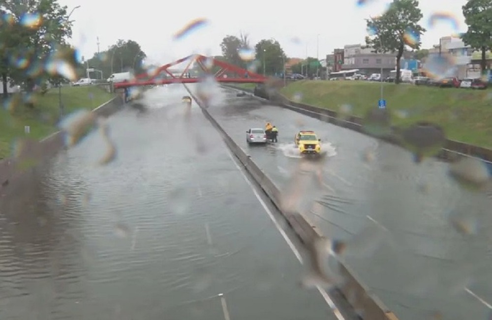 Temporal en el AMBA: cientos de evacuados y operativos de emergencia desplegados