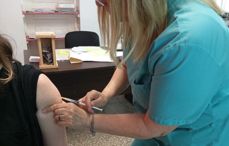 Continúa la campaña de vacunación contra el dengue y la tos convulsa en Escobar