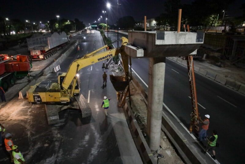 Dellepiane: montaron la segunda viga del nuevo puente y esta noche se cortará la autopista para instalar la última