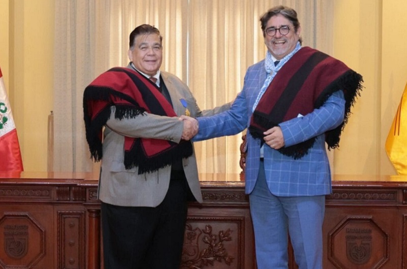 El Intendente Mario Ishii distinguido en Miraflores, Peru con la Llave de la Ciudad