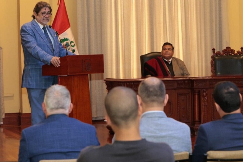 El Intendente Mario Ishii distinguido en Miraflores, Peru con la Llave de la Ciudad