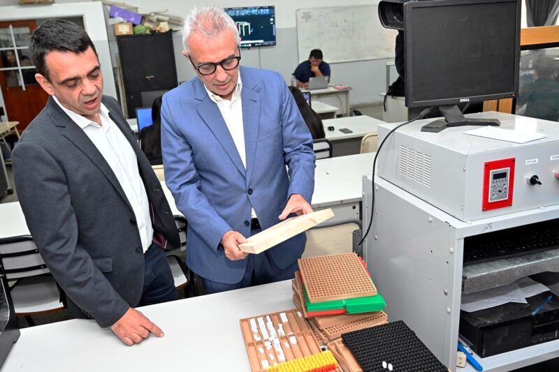 Julio Zamora encabezó la entrega de herramientas a instituciones técnicas de la ciudad