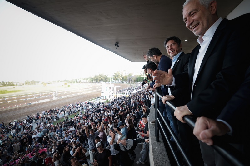 Kicillof asistió al Gran Premio Internacional Dardo Rocha en el Hipódromo de La Plata