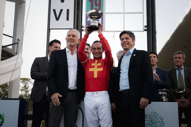 Kicillof asistió al Gran Premio Internacional Dardo Rocha en el Hipódromo de La Plata