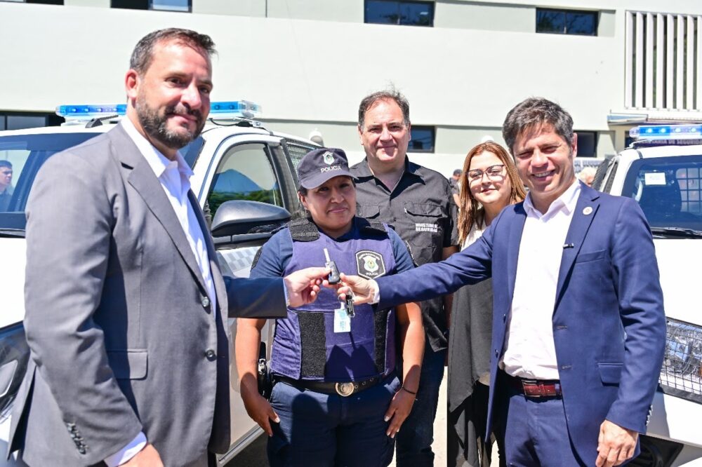 Kicillof recorrió el Centro de Monitoreo junto al intendente Sujarchuk y entregó nuevos patrulleros