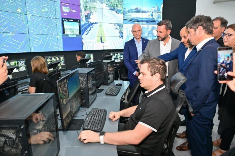 Kicillof recorrio el Centro de Monitoreo junto al intendente Sujarchuk y entregó nuevos patrulleros