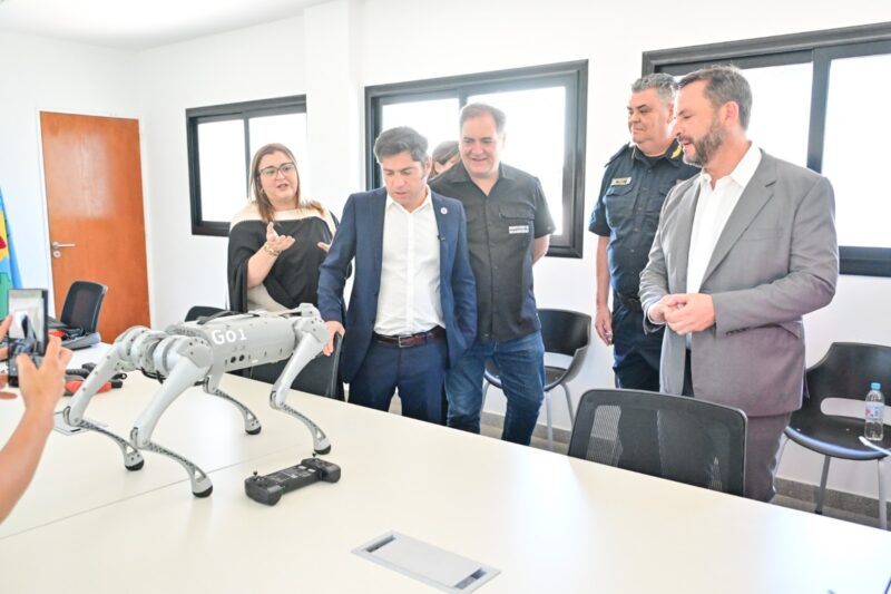 Kicillof recorrio el Centro de Monitoreo junto al intendente Sujarchuk y entregó nuevos patrulleros