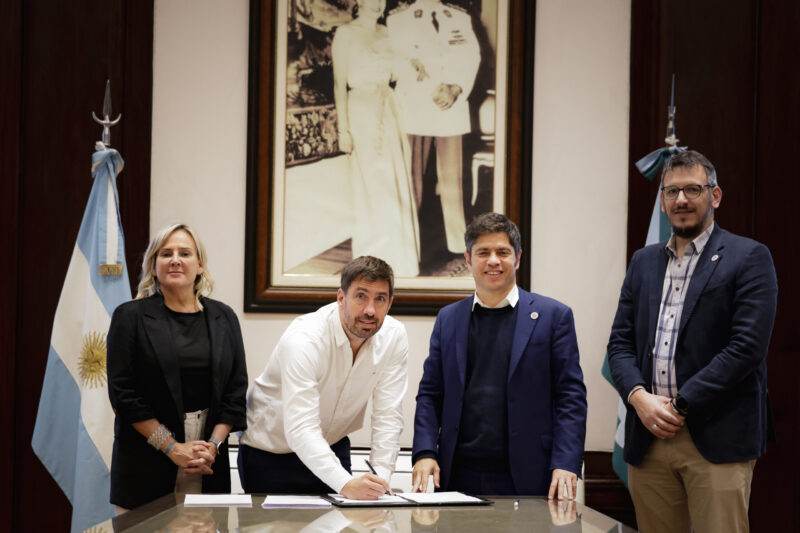 Kicillof y Cuattromo firmaron convenios con municipios para la compra de bienes de capital