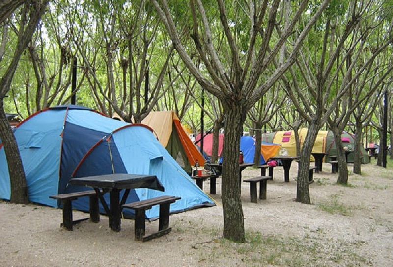 La Costa Cuánto sale acampar, alojarse en dormis o cabañas para el verano 2026