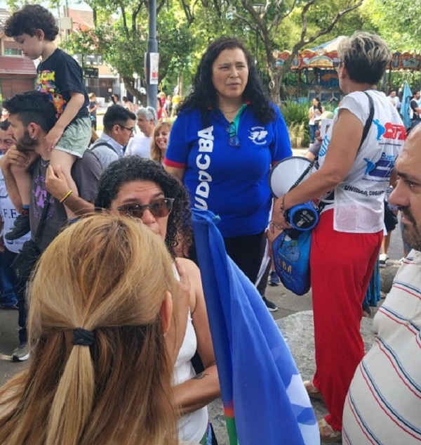 Maestra golpeada en un colegio podría perder un ojo; paro y movilización en San Martín