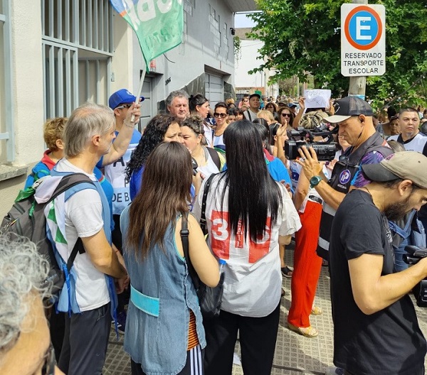 Maestra golpeada en un colegio podría perder un ojo; paro y movilización en San Martín