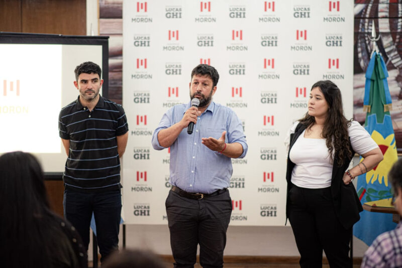 Morón presentó un manual de marketing digital y un software de gestión comercial