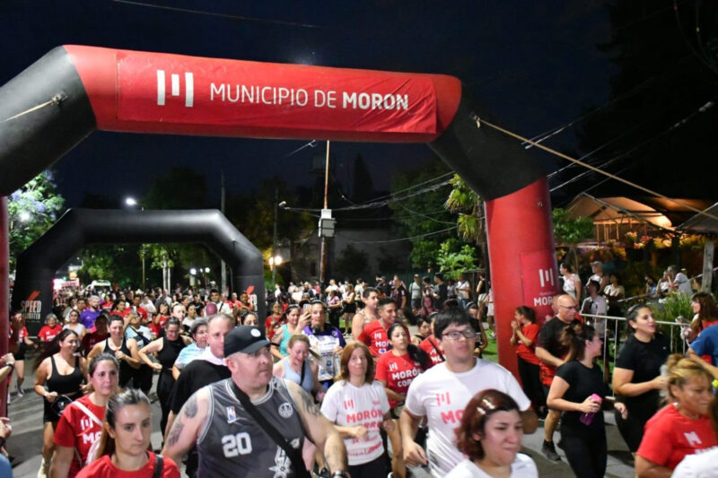 Morón vibró con las clases de zumba y la prueba atlética nocturna