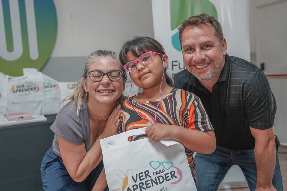 Pablo Descalzo y Micaela Ferraro, entregaron más de 300 lentes a niños de escuelas públicas