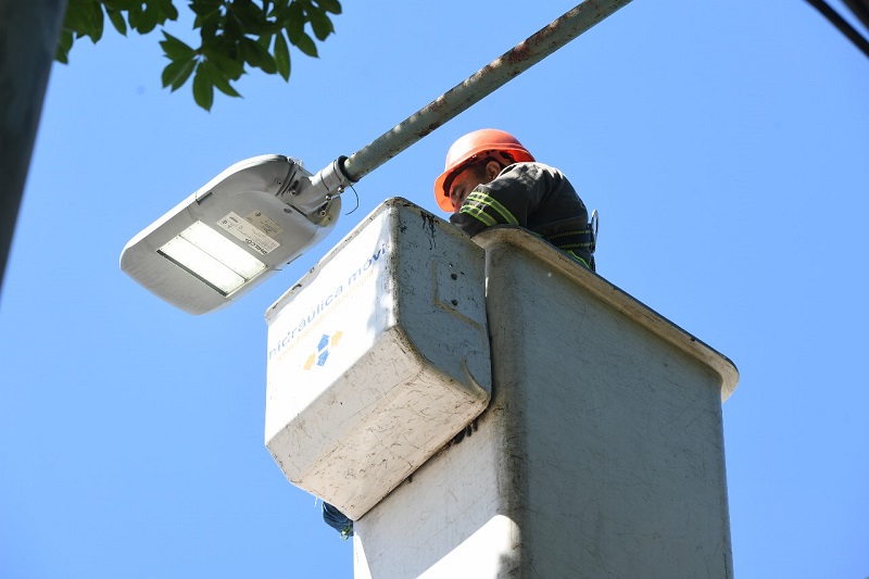 Vicente López instala más de 450 nuevas luminarias LED en los accesos y colectoras de Panamericana y General Paz