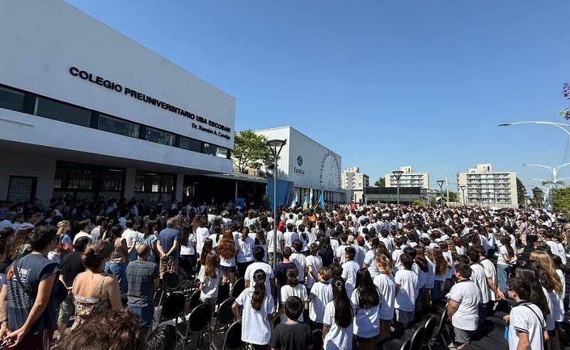 Acto de egreso de la primera camada de estudiantes del Colegio Preuniversitario Dr. Ramón A. Cereijo