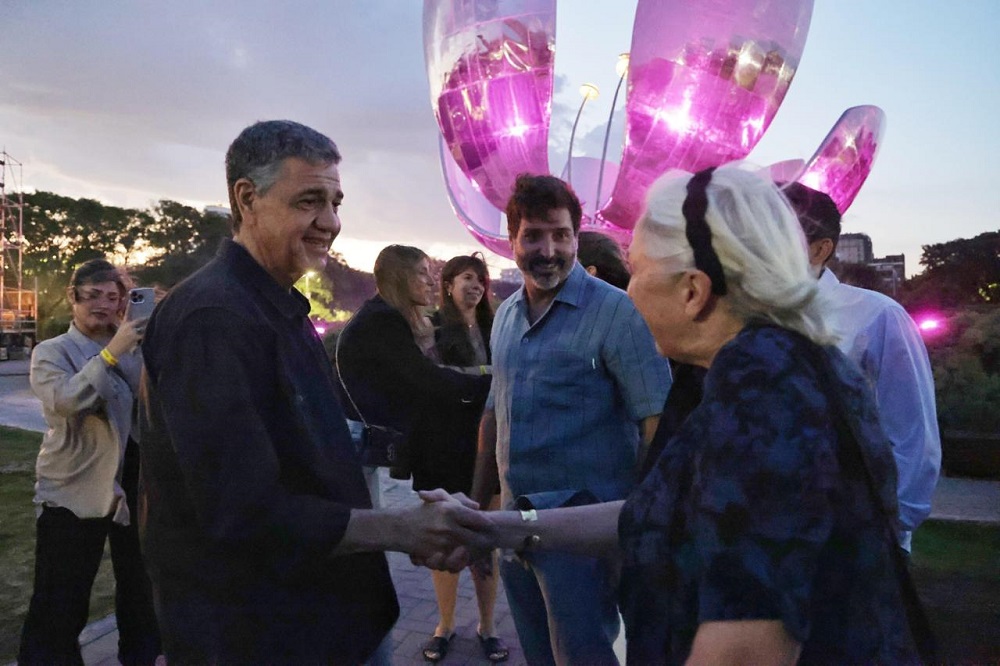 Con una gran fiesta que reunió a vecinos y turistas, la Ciudad celebró la restauración de la Floralis Genérica en Recoleta.