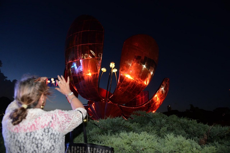 Con una gran fiesta que reunió a vecinos y turistas, la Ciudad celebró la restauración de la Floralis Genérica en Recoleta