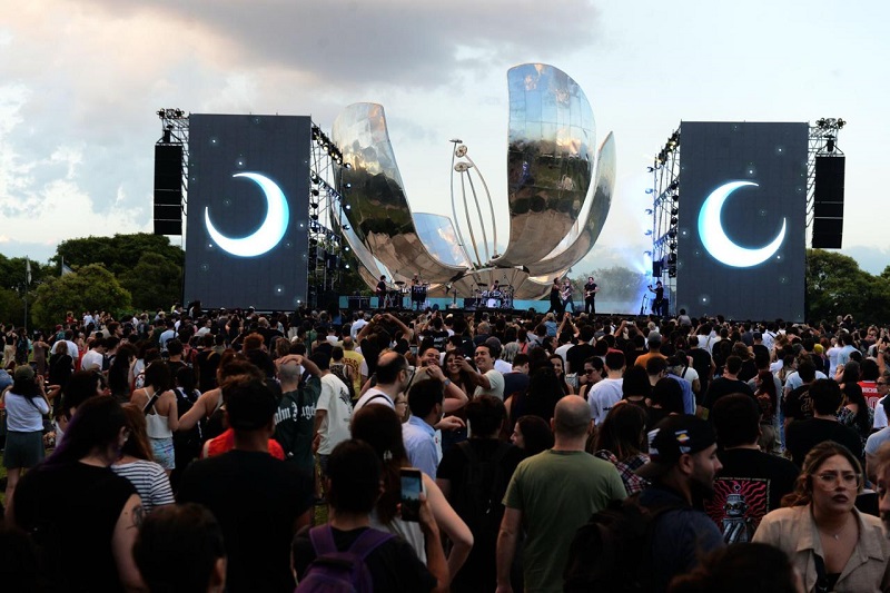 Con una gran fiesta que reunió a vecinos y turistas, la Ciudad celebró la restauración de la Floralis Genérica en Recoleta