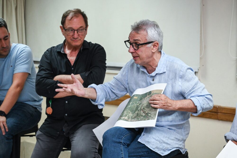 Julio Zamora con comerciantes de Troncos del Talar para debatir sobre la ordenanza de limitación de altura