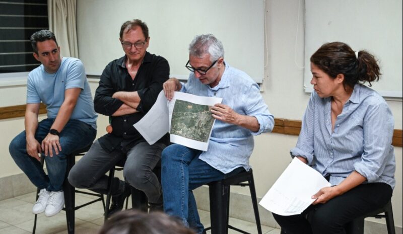 Julio Zamora con comerciantes de Troncos del Talar para debatir sobre la ordenanza de limitación de altura