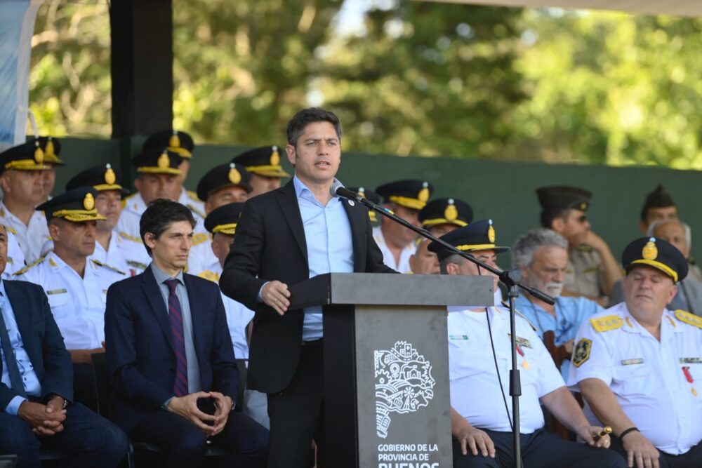 Kicillof encabezó el acto de egreso de 2.265 oficiales de la Policía provincial