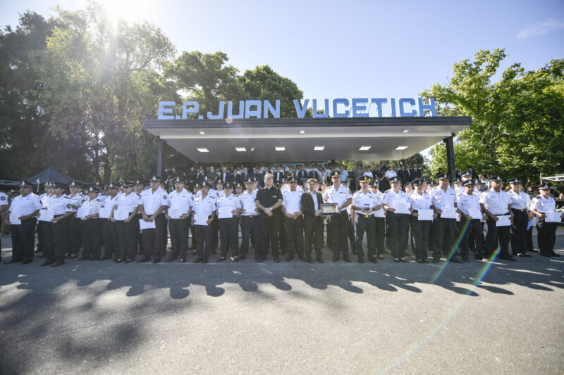 Kicillof encabezó el acto de egreso de 2.265 oficiales de la Policía provincial