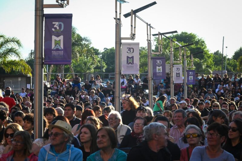 Malvinas Argentinas celebró su 30° aniversario con un emotivo acto encabezado por el intendente Leo Nardini