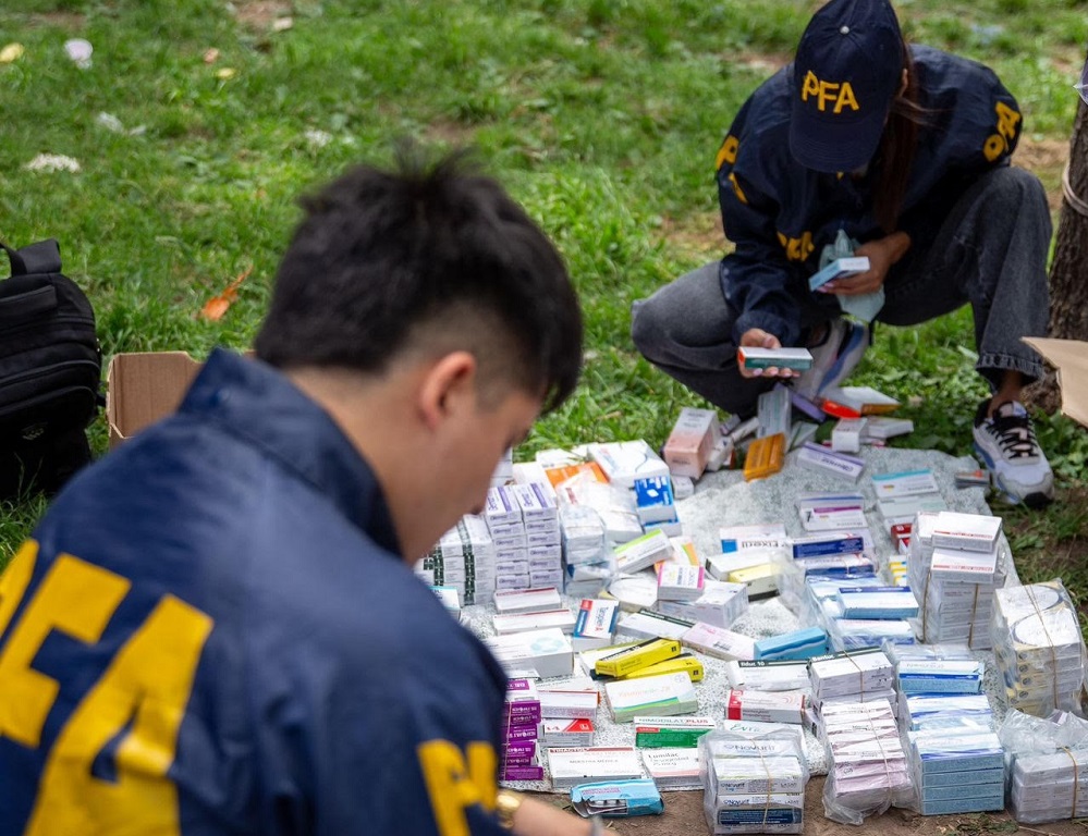 Megaoperativo en Tres de Febrero: allanan feria ilegal en una plaza con venta de medicamentos truchos