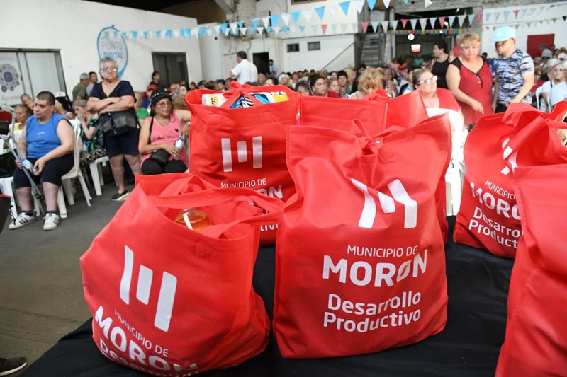 Nueva entrega de tarjetas de descuentos para jubilados y jubiladas de Morón