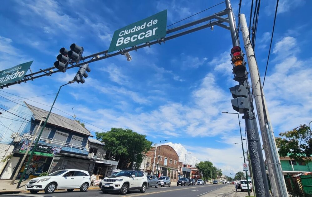 San Isidro finalizó la instalación de lectoras de patentes en la calle Uruguay para controlar vehículos en el límite con San Fernando