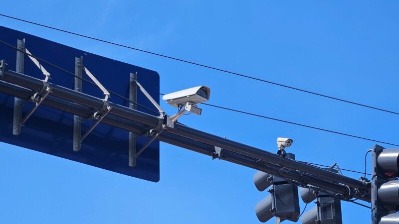 San Isidro finalizó la instalación de lectoras de patentes en la calle Uruguay para controlar vehículos en el límite con San Fernando