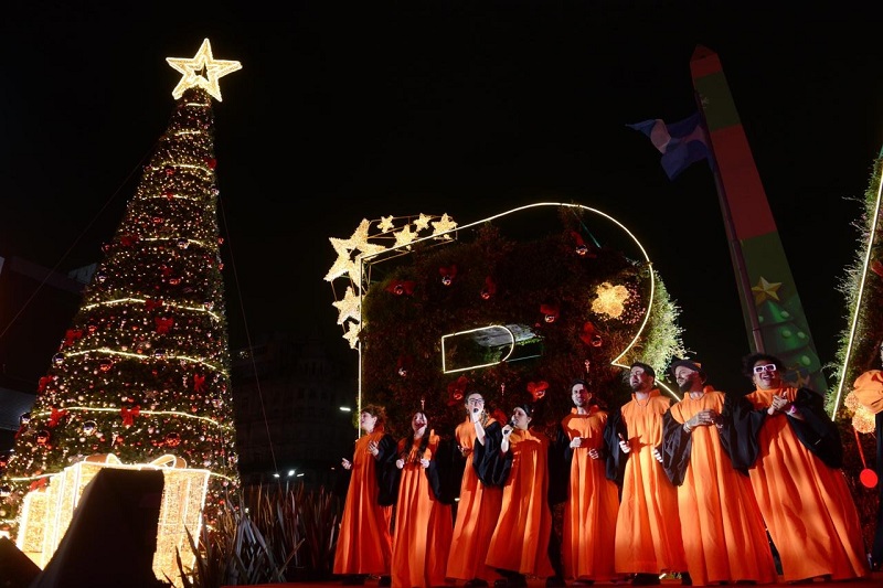 Con el encendido de luces, la Ciudad celebró frente al Obelisco el espíritu de la Navidad