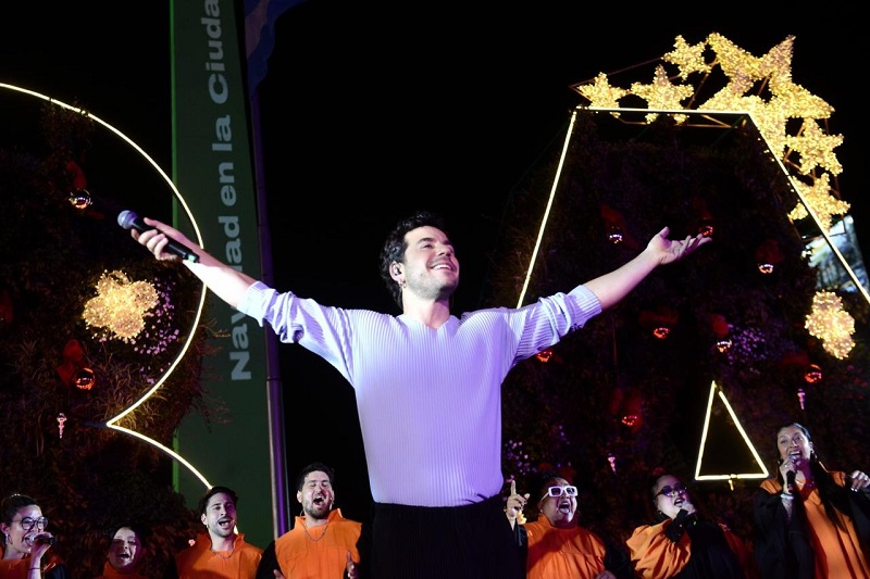 Con el encendido de luces, la Ciudad celebró frente al Obelisco el espíritu de la Navidad