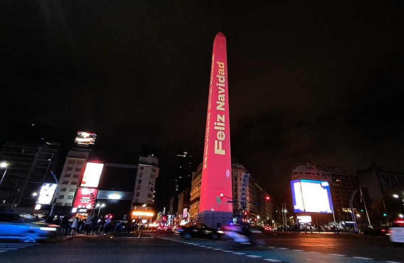 Con el encendido de luces, la Ciudad celebró frente al Obelisco el espíritu de la Navidad