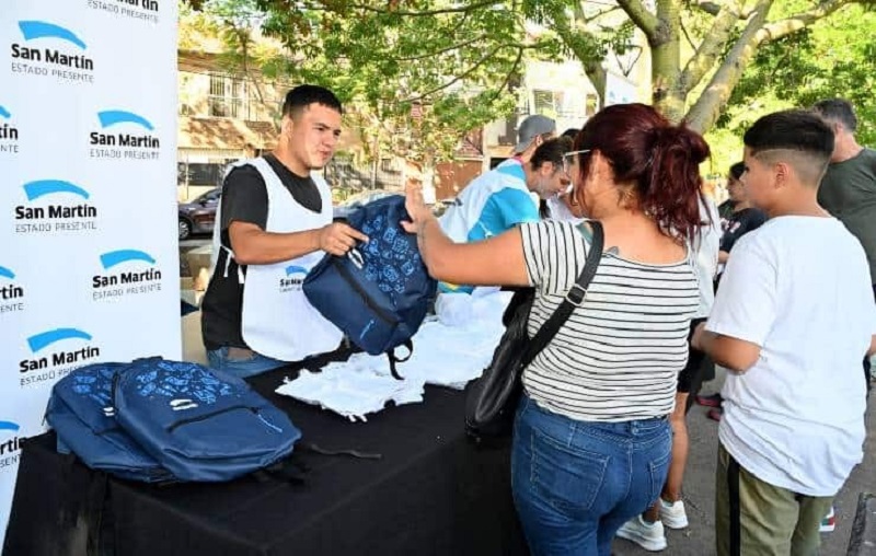 San Martín entrega un kit escolar a los alumnos que comienzan 1° año en escuelas públicas