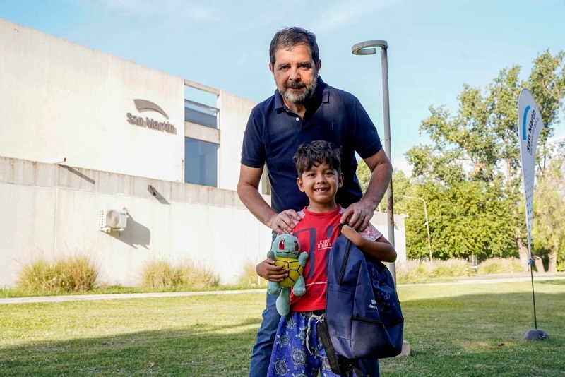 San Martín entrega un kit escolar a los alumnos que comienzan 1° año en escuelas públicas