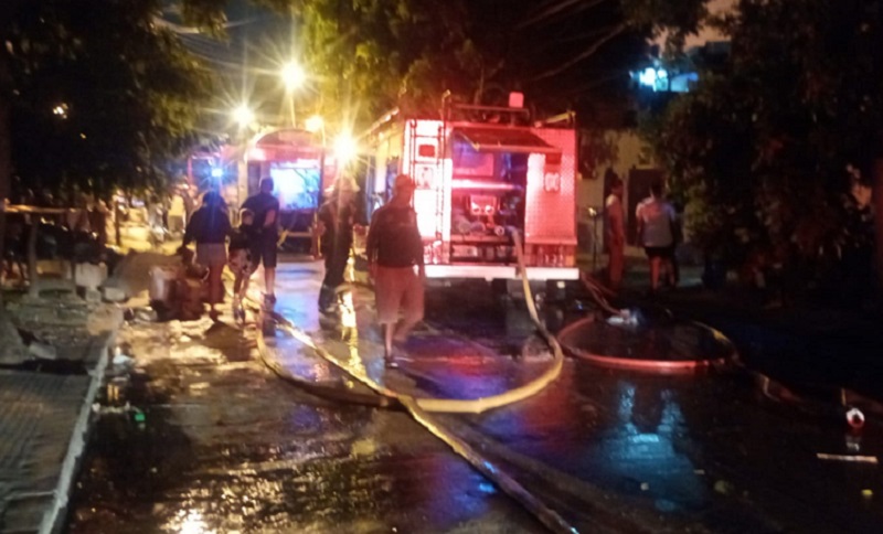 Feroz incendio consumió una fábrica de muebles en San Fernando