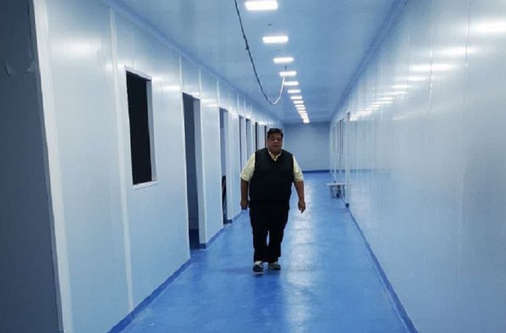 Mario Ishii recorrió y superviso el trabajo en el nuevo laboratorio de medicamentos