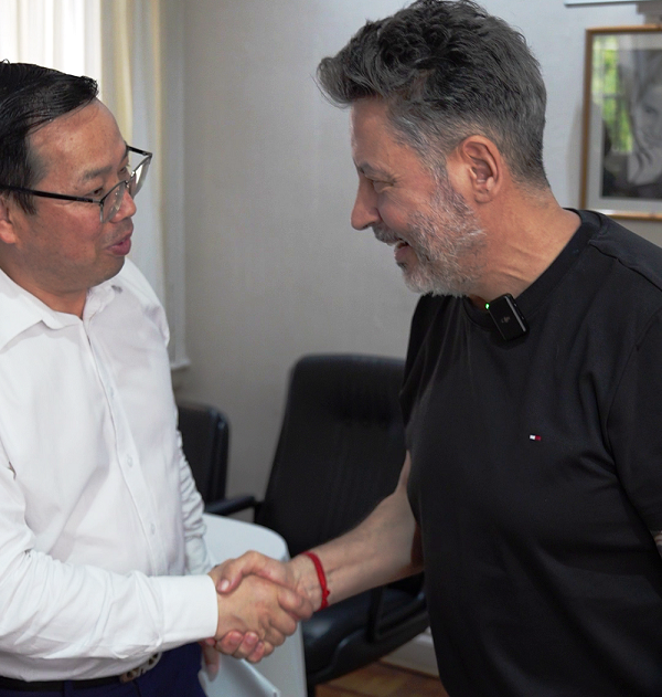 Menéndez mantuvo una reunión con empresarios chinos