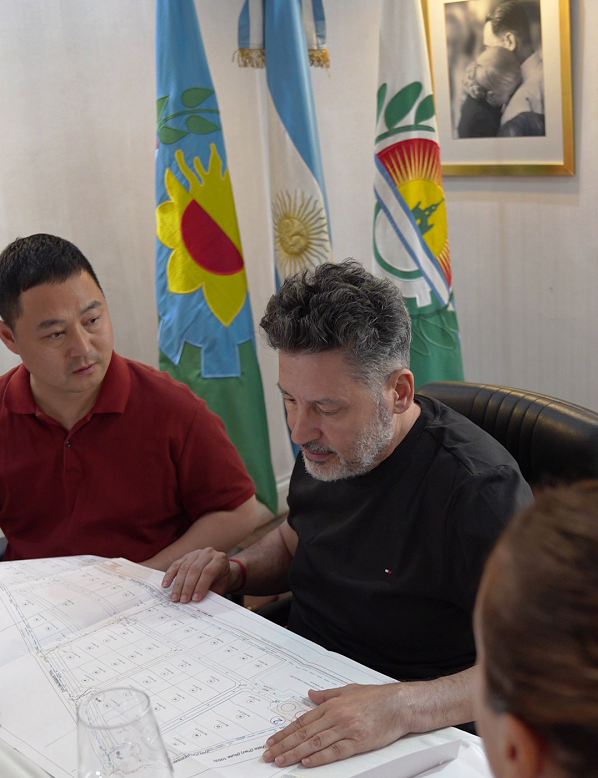 Menéndez mantuvo una reunión con empresarios chinos