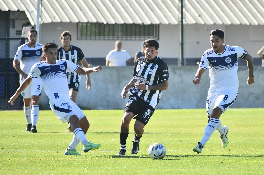 Acassuso en su debut en la "B" Nacional fue contundente ante Chaco For Ever en la Quema
