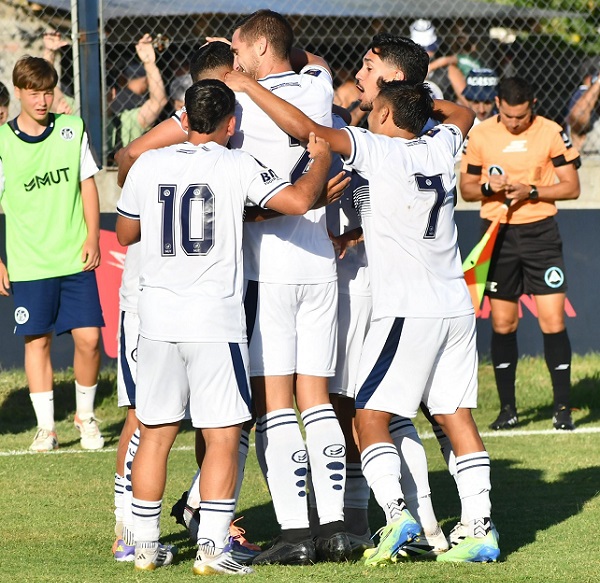 Acassuso en su debut en la "B" Nacional fue contundente ante Chaco For Ever en la Quema