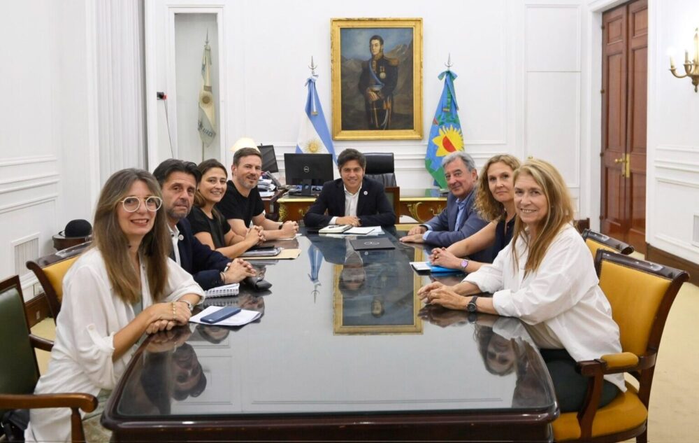 Axel Kicillof recibió directivos de Mercedes Benz en La Plata
