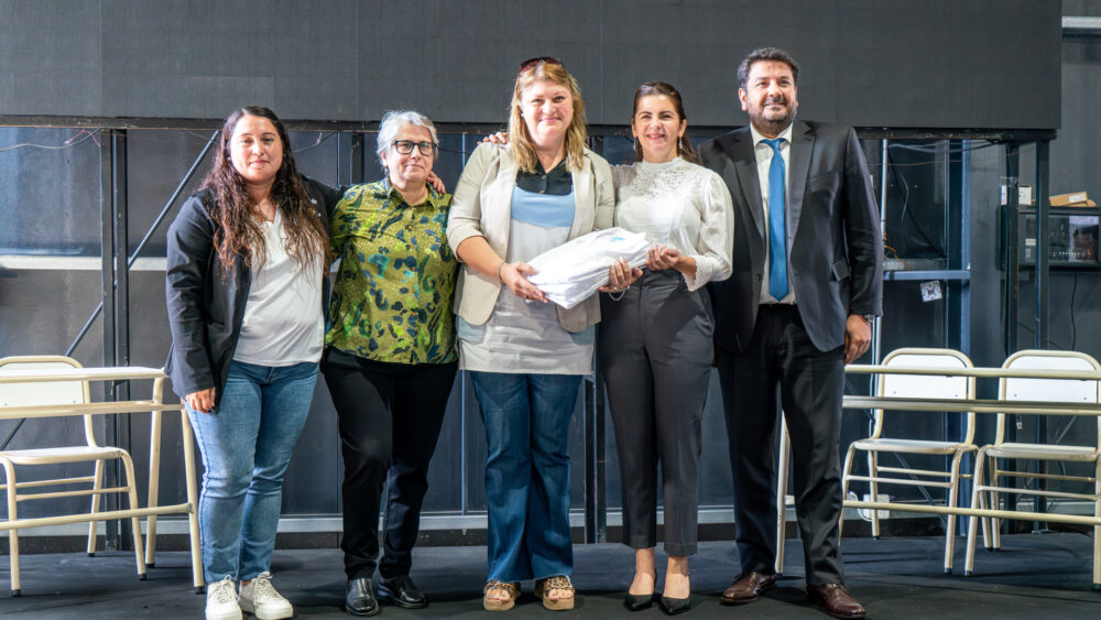 Fernández, Terigi y Mena entregaron mobiliario y guardapolvos en escuelas de Moreno